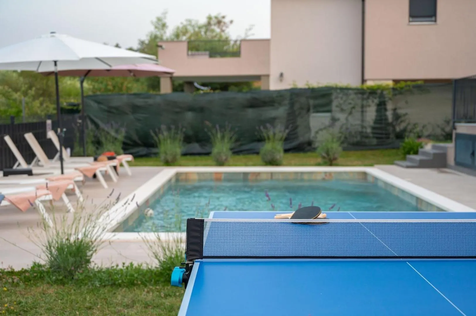 Poolside Holiday House Лабин Дом отдыха