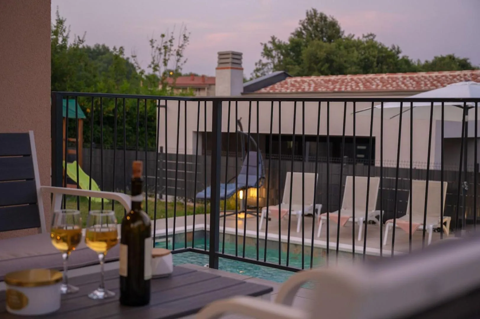 Poolside Holiday House Лабин Дом отдыха