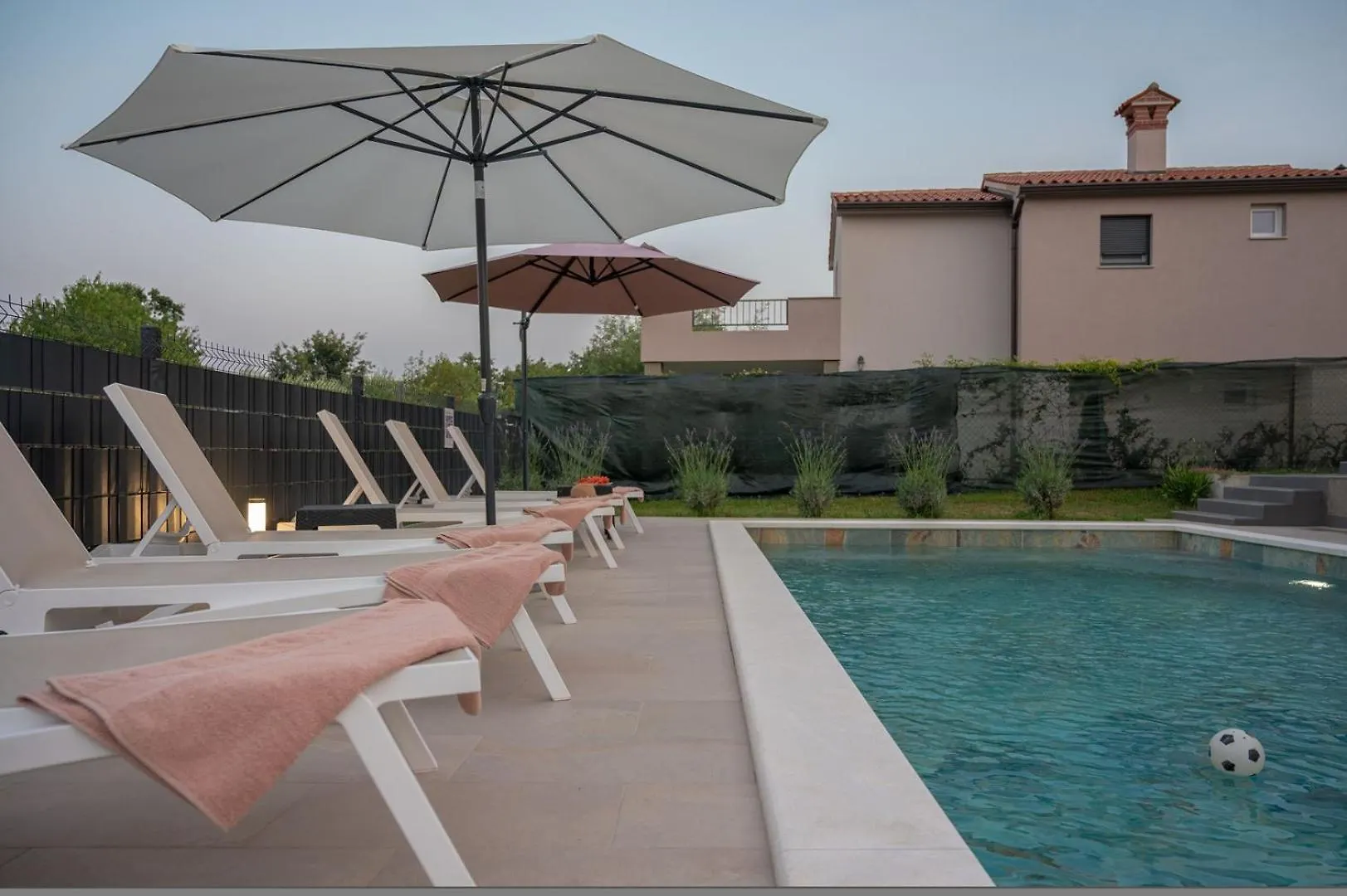Дом отдыха Poolside Holiday House Лабин