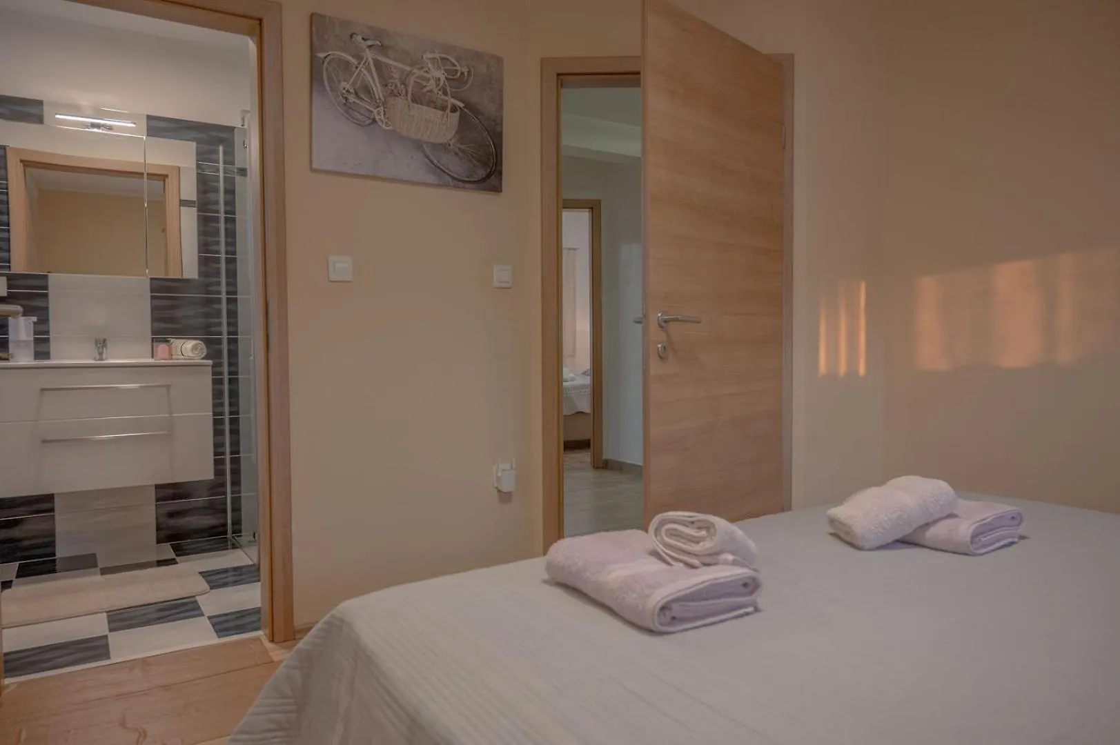 Poolside Holiday House Лабин Дом отдыха