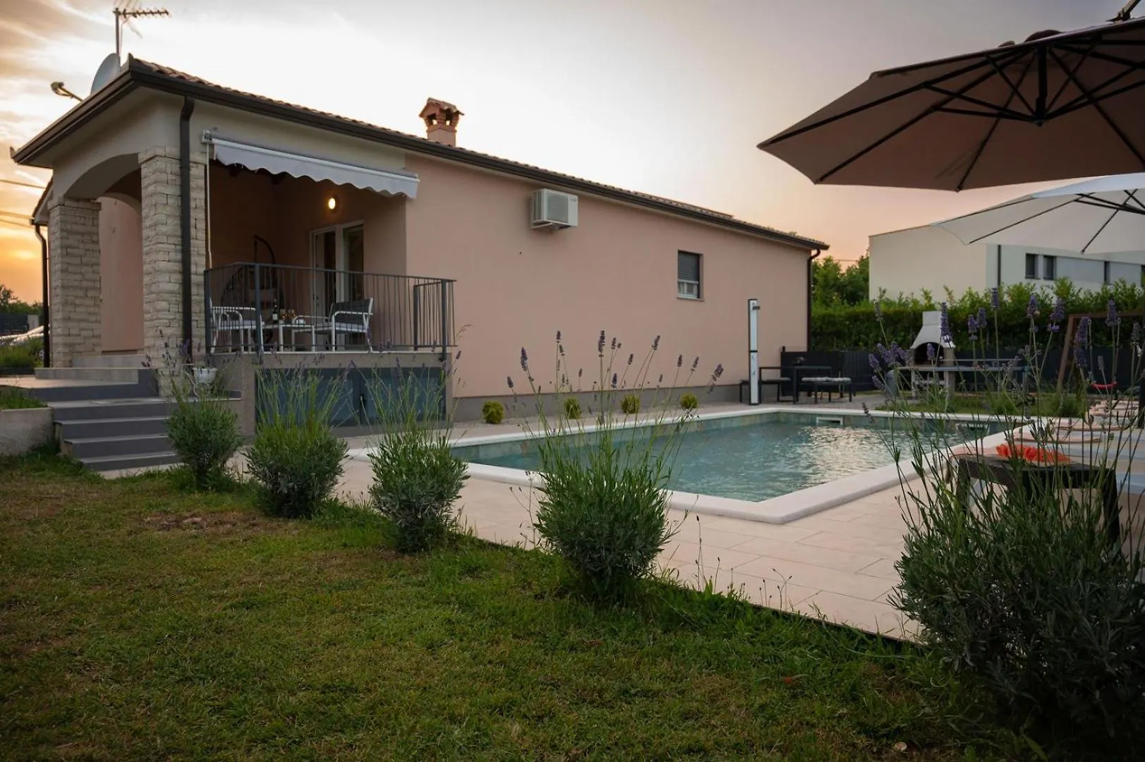 Poolside Holiday House Labin